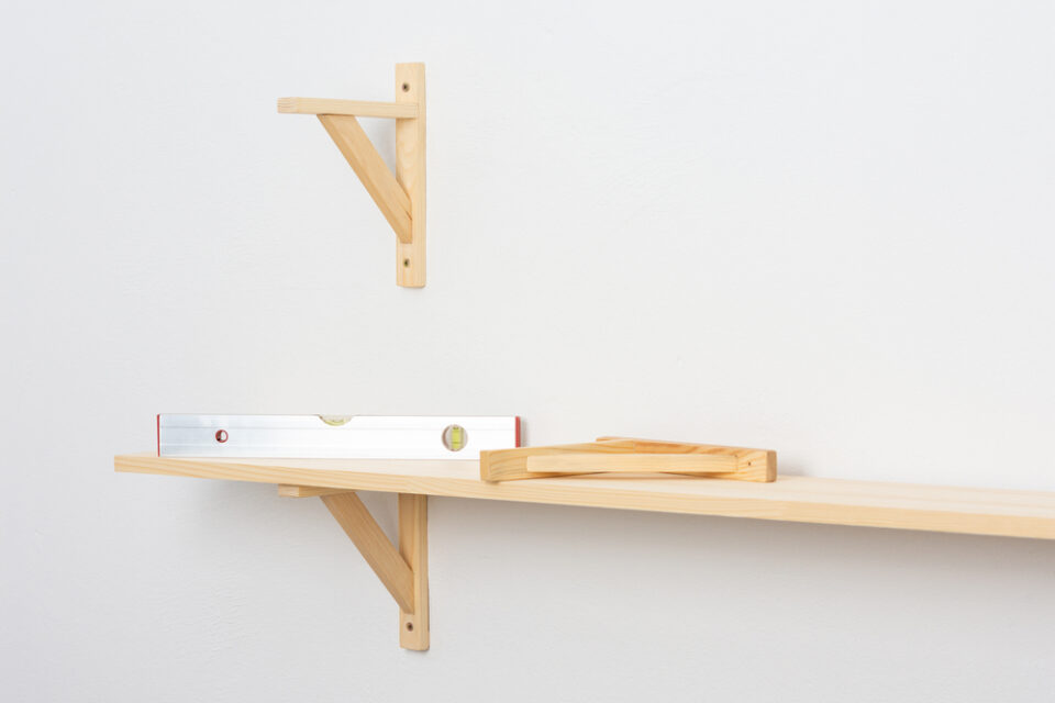 Holzplatte an Wand befestigen Tipps und DIYAnleitung